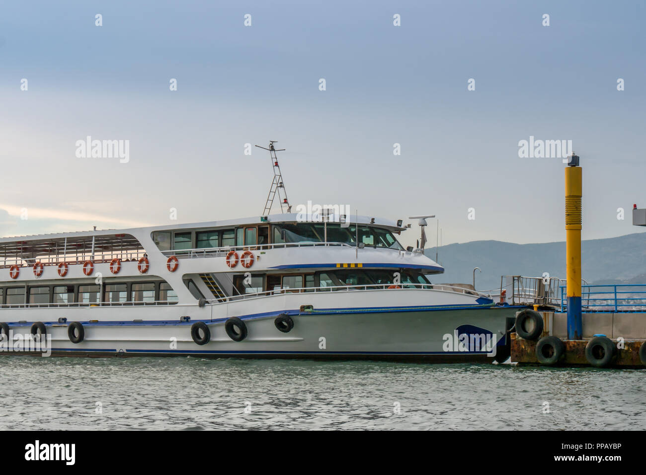 Il passeggero Barca o traghetto in alsancak molo presso la città di Izmir, Turchia. Viaggiare in Turchia Foto Stock