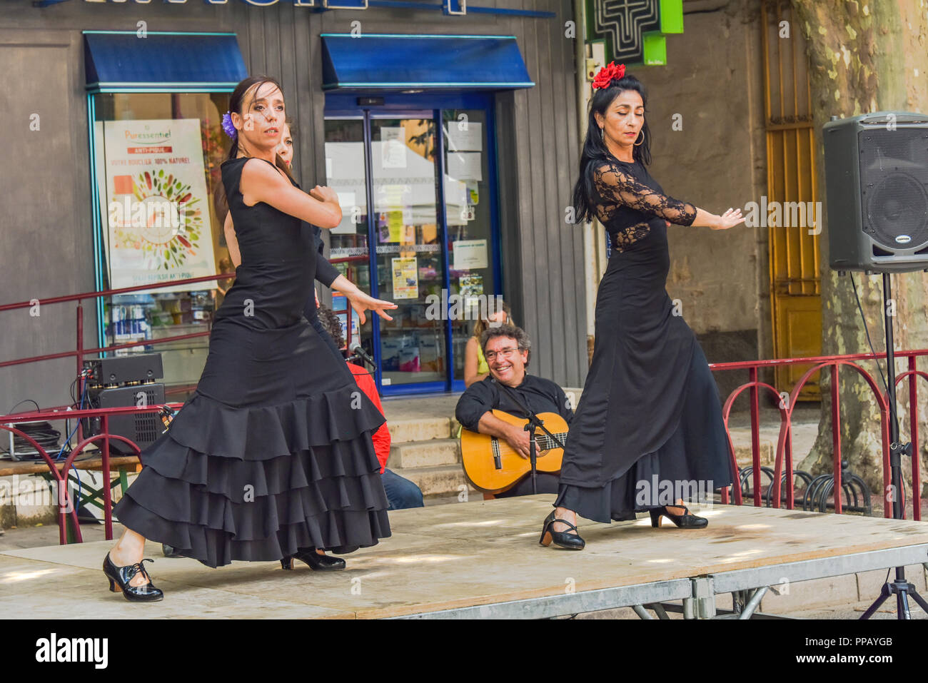 Pubblico spettacolo di flamenco sulla strada annuale sagra del miele di lavanda in Riez, Provenza, FRANCIA, DIPARTIMENTO Alpes-de-Haute-Provence Foto Stock
