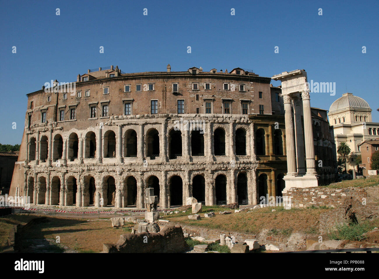 Arte romana. Teatro di Marcello (Theatrum Marcelli). La costruzione fu terminata nel 13 A.C. dall imperatore Augustum, che ha dedicato la sua nipote Marcello (figlio di sua sorella Ottavia). In 16 th della nobile famiglia dei Savelli ha trasformato in un palazzo. Roma. L'Italia. L'Europa. Foto Stock