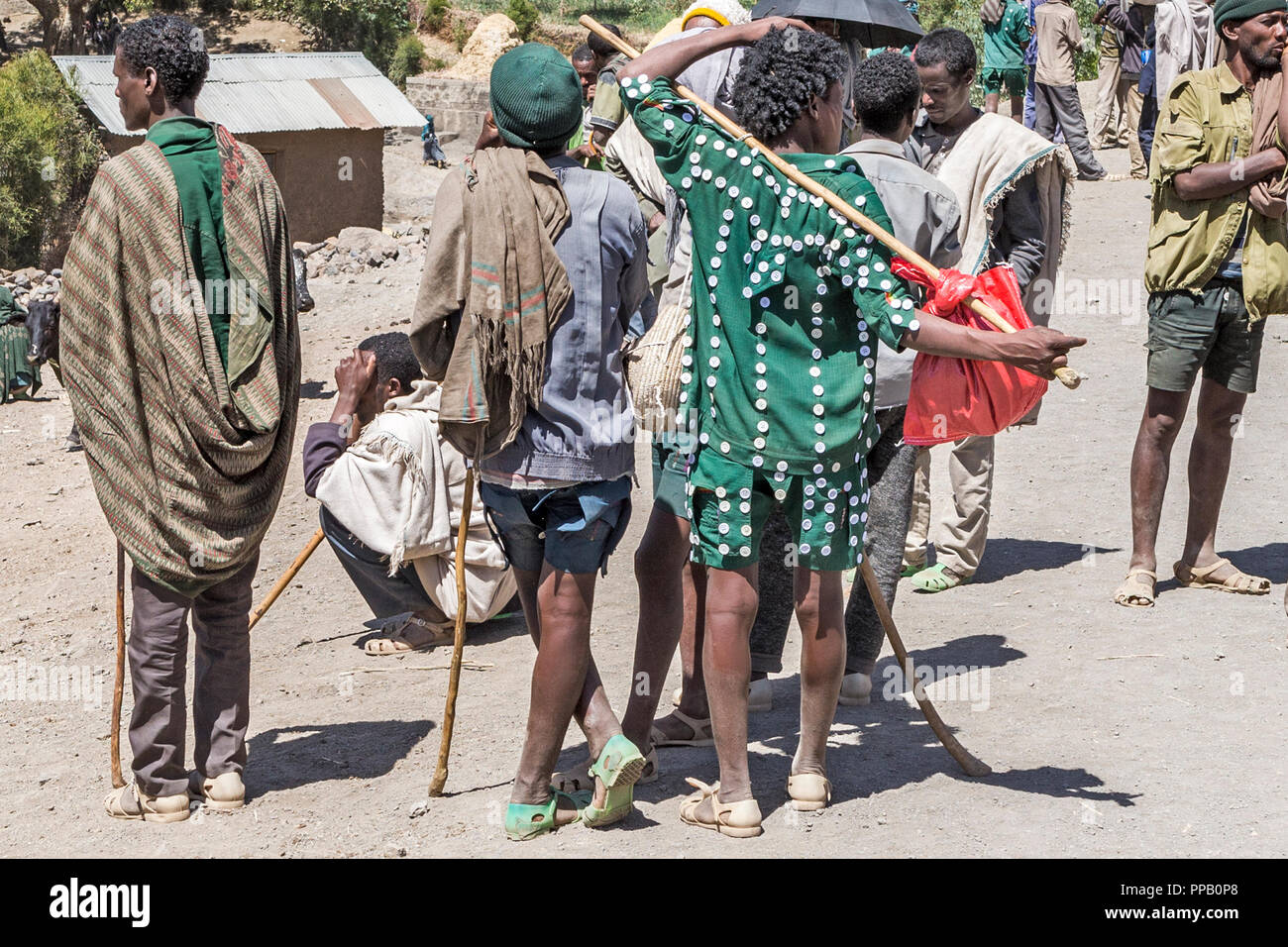 Villaggio Bilbala mercato locale vicino a Lalibela, Etiopia. Giovane uomo non sposate indossando abiti tipici dei pulsanti bianchi seminate su indumenti. Foto Stock