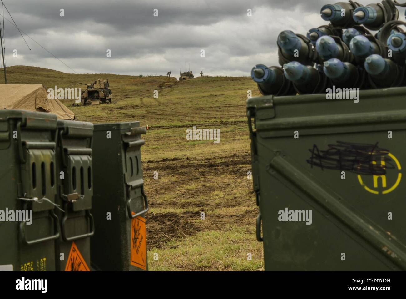 Soldati con 2° Battaglione, quinto reggimento di cavalleria a prepararsi per un combinato di armi fuoco vivo esercizio a Vaziani Area Formazione, Georgia, Agosto 12, 2018. 2-5 CAV hanno partecipato partner nobile 18, un cooperativamente led di esercizio destinata a supportare e migliorare la disponibilità e l' interoperabilità della Georgia e altre nazioni partecipanti. Foto Stock