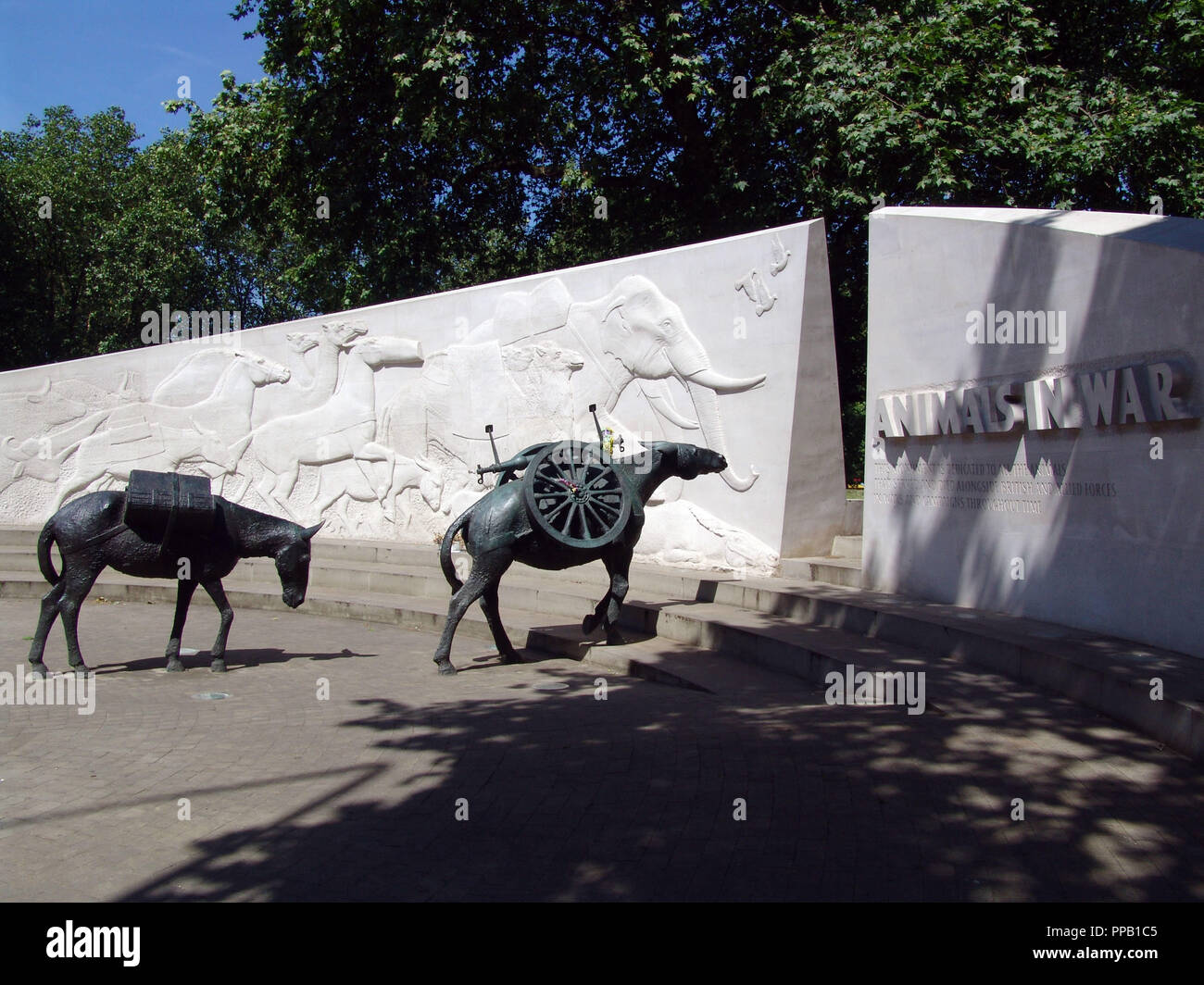 ARTE S. XX-XXI (S. XX-S. XXI). GRAN BRETAÑA. DAVID BACKHOUSE (Corsham, 1941). Escultor británico. 'MONUMENTO A LOS ANIMALES DE LA GUERRA" (2004). Bronce. Homenaje a todos los animales que participaron en las quelli di guerra que libró Inglaterra a lo largo de la historia. Londres. Inglaterra. Foto Stock