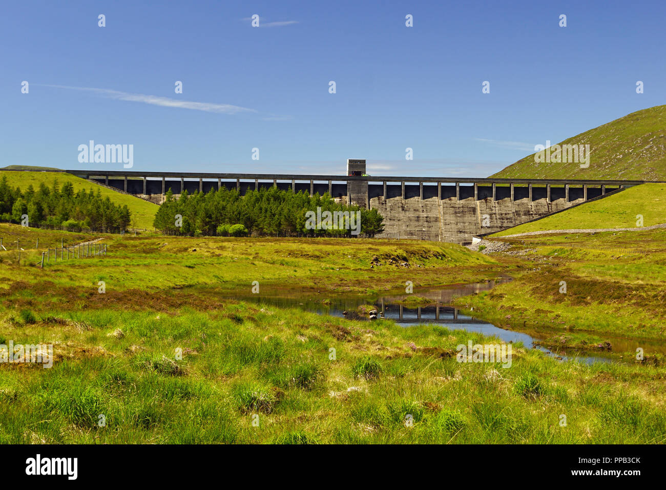 Loch Glascarnoch, un serbatoio 7km di lunghezza, è circa a metà strada tra Ullapool e Inverness. Foto Stock
