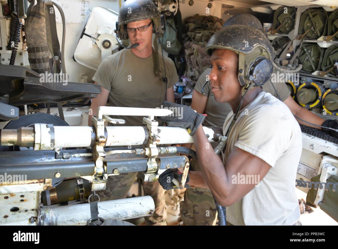 Soldati con Bravo batteria 1-113th campo Reggimento di Artiglieria,trentesimo Armored Brigade Combat Team, impostare il M109 Paladin sulla linea di cottura, come essi ottenere pronto per vivere il fuoco in una zona di formazione vicino a Ft. Bliss, Texas. Il trentesimo corazzato della brigata esportabili combattere la capacità di formazione (XCTC) esercizio ha oltre 4 mila soldati cittadino dal North Carolina, South Carolina, West Virginia, Minnesota, e il paese della Moldavia. Tutti potranno affinare le proprie abilità di combattimento di "Shoot, spostare, comunicare e sostenere" da agosto 6-28, 2018. Foto Stock
