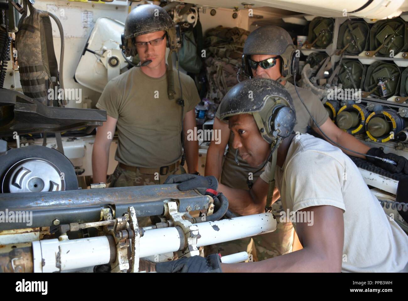 Soldati con Bravo batteria 1-113th campo Reggimento di Artiglieria,trentesimo Armored Brigade Combat Team, impostare il M109 Paladin sulla linea di cottura, come essi ottenere pronto per vivere il fuoco in una zona di formazione vicino a Ft. Bliss, Texas. Il trentesimo corazzato della brigata esportabili combattere la capacità di formazione (XCTC) esercizio ha oltre 4 mila soldati cittadino dal North Carolina, South Carolina, West Virginia, Minnesota, e il paese della Moldavia. Tutti potranno affinare le proprie abilità di combattimento di "Shoot, spostare, comunicare e sostenere" da agosto 6-28, 2018. Foto Stock