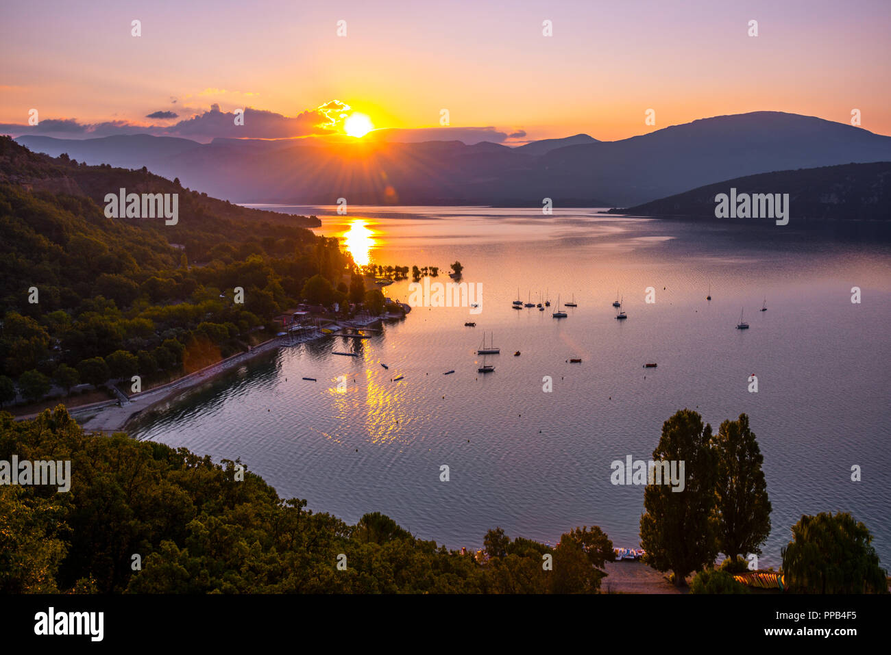 Tramonto sul lago di Sainte-Croix, Provenza, FRANCIA, DIPARTIMENTO Alpes-de-Haute-Provence, regione Provence-Alpes-Côte d'Azur Foto Stock