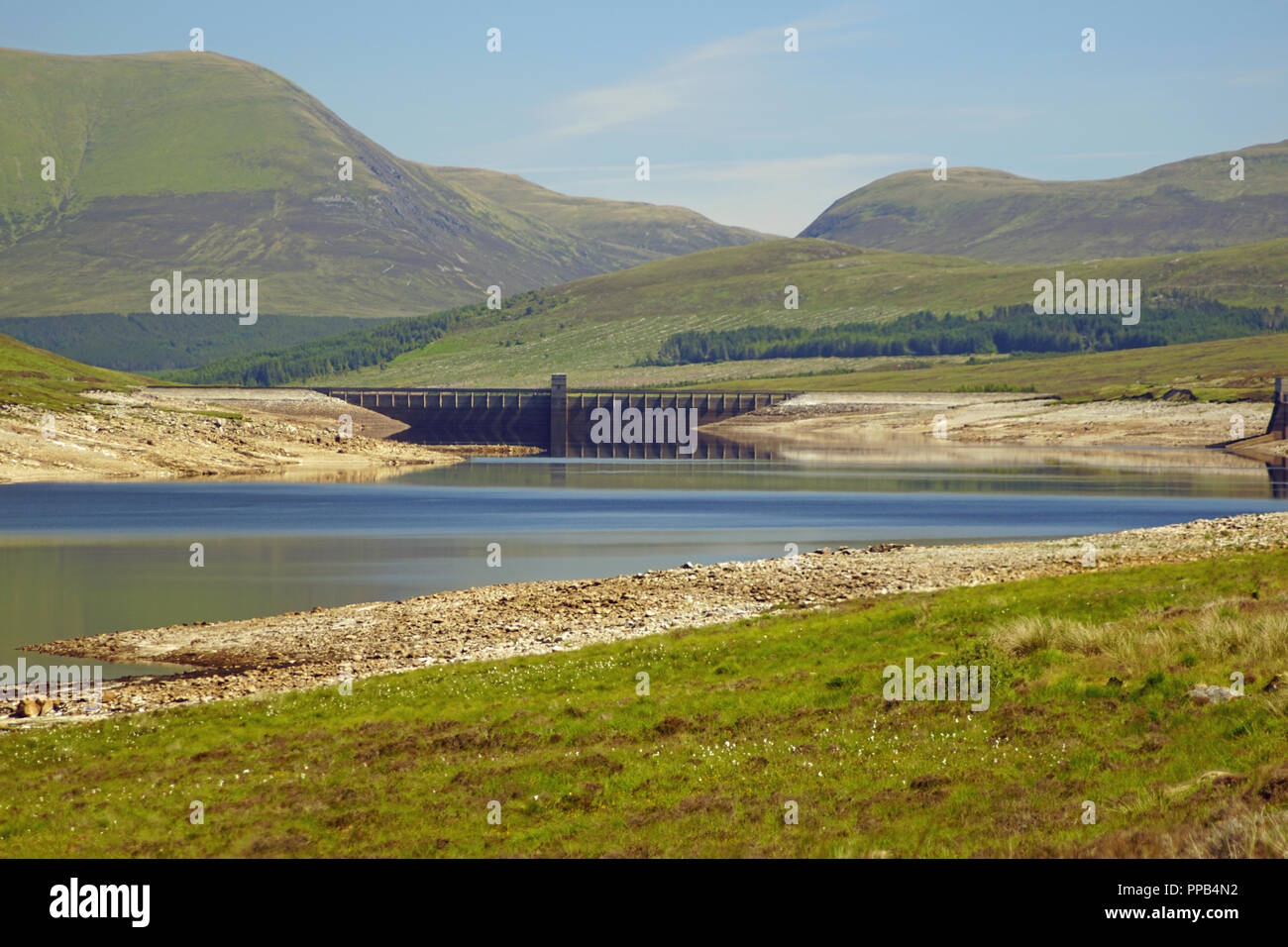 Loch Glascarnoch, un serbatoio 7km di lunghezza, è circa a metà strada tra Ullapool e Inverness. Foto Stock