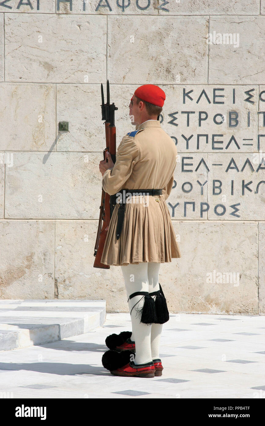 Modifica del guar. La tomba del Milite Ignoto. Atene. Attica. La Grecia. Foto Stock