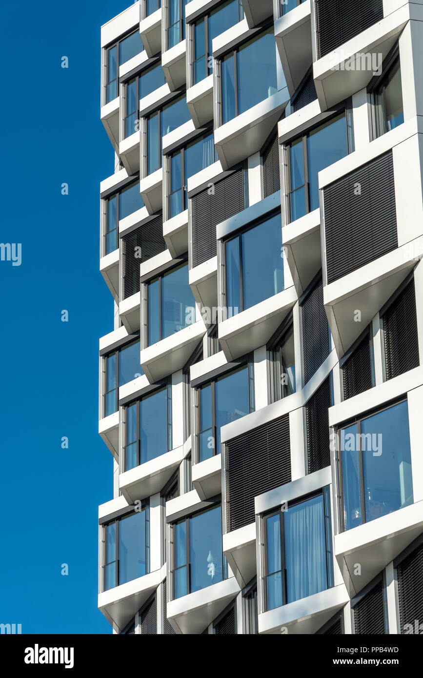 Facciata del moderno ed alto edificio di appartamenti visto a Monaco di Baviera, Germania Foto Stock