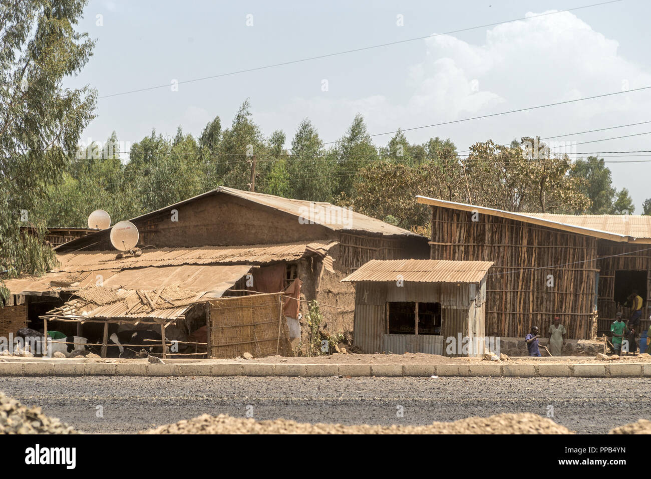 Polverosa pista sterrata dalla Tis Aby villaggio sul Nilo Azzurro a Bahir Dar, Etiopia - shanty case con i satelliti tv Foto Stock
