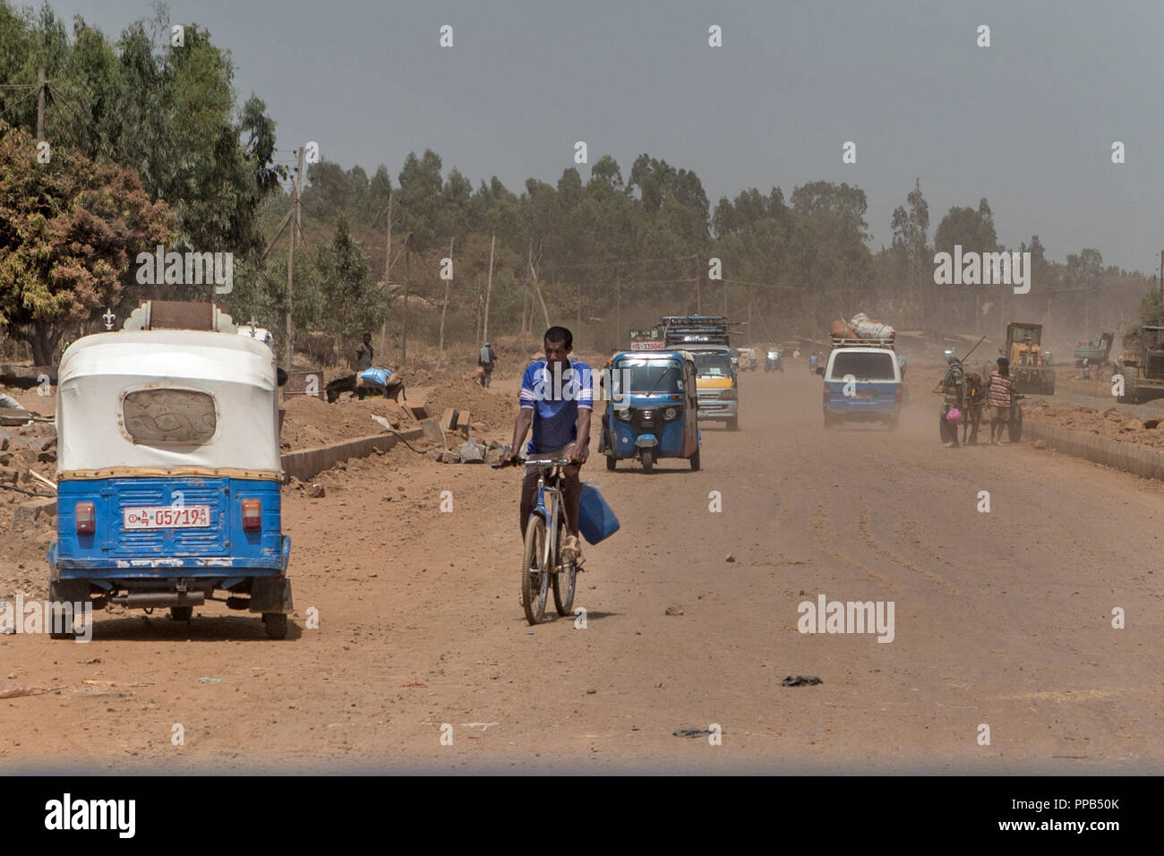 Polverosa pista sterrata dal blu Nilo A Bahir Dar, Etiopia - nuova costruzione di strade con vari mezzi di trasporto Foto Stock