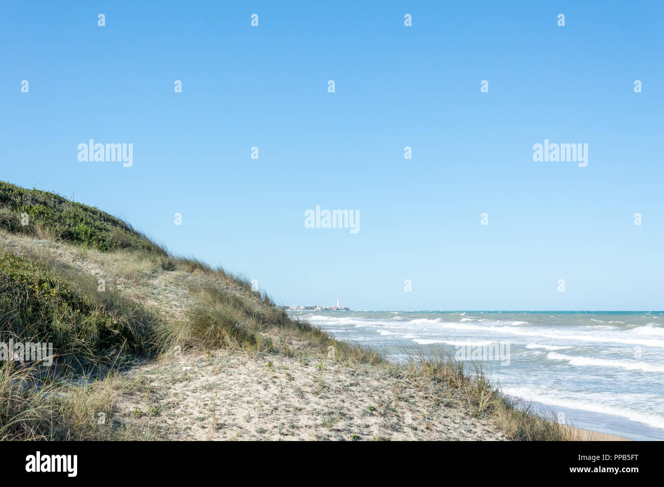 Delle Onde Sulle Spiagge Di Sabbia Di Ostuni Nel Salento Sul