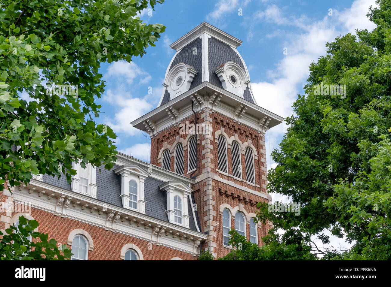 FAYETTEVILLE, AR/STATI UNITI D'America - 8 giugno 2018: Università Hall presso il vecchio principali sul campus della University of Arkansas. Foto Stock
