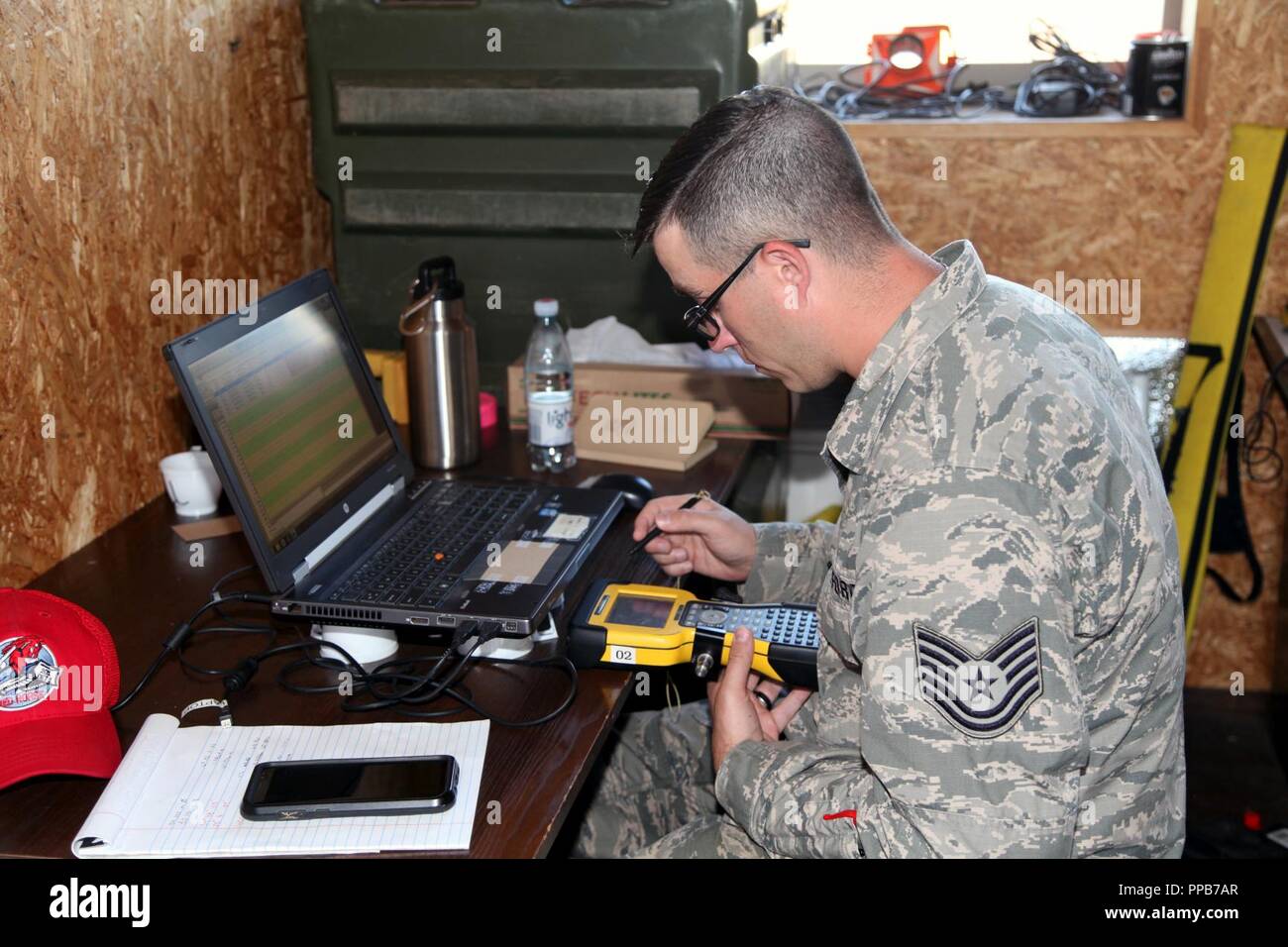 Tech. Sgt. Justin Robbins del 201st cavallo rosso, Det 1. è il GPS di trasferimento dei dati del sondaggio per essere utilizzato nella costruzione di piani di Brig. Gen. Kazio Veverskis Addestramento, Kazlu Ruda, Lituania. La 201st RHS è attualmente implementata per la Lituania coinvolti in un progetto di costruzione di un edificio aria-terra di gamma necessaria per migliorare la formazione del lituano e le forze NATO. Foto Stock