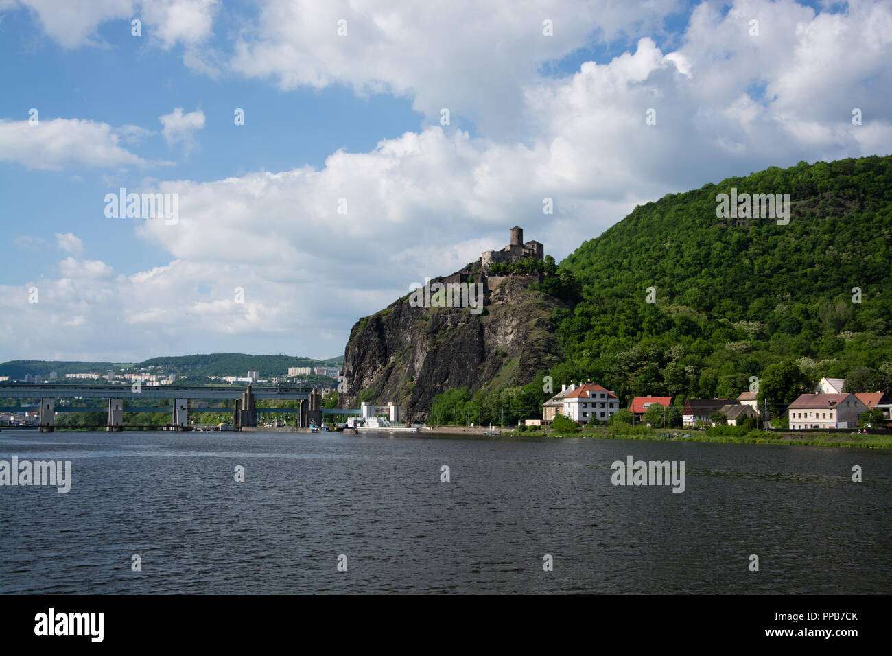 Il castello di Strekov, Tedesco: Schreckenstein, è arroccato sulla cima di una scogliera sopra il fiume Elba, vicino alla città di Usti nad Labem nella Repubblica Ceca. Foto Stock