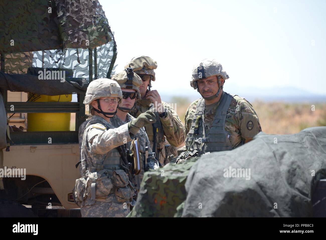 1st. Lt. Carolyn Horton parla con i soldati di Bravo batteria 1-113th campo reggimento di artiglieria, trentesimo Armored Brigade Combat Team, durante la conduzione di un M109 obice/paladin secco esercitazione antincendio, come essi ottenere pronto per vivere il fuoco in una zona di formazione vicino a Ft. Bliss, Texas. Il trentesimo corazzato della brigata esportabili combattere la capacità di formazione (XCTC) esercizio ha oltre 4 mila soldati cittadino dal North Carolina, South Carolina, West Virginia, Minnesota, e il paese della Moldavia. Tutti potranno affinare le proprie abilità di combattimento di "Shoot, spostare, comunicare e sostenere". Foto Stock