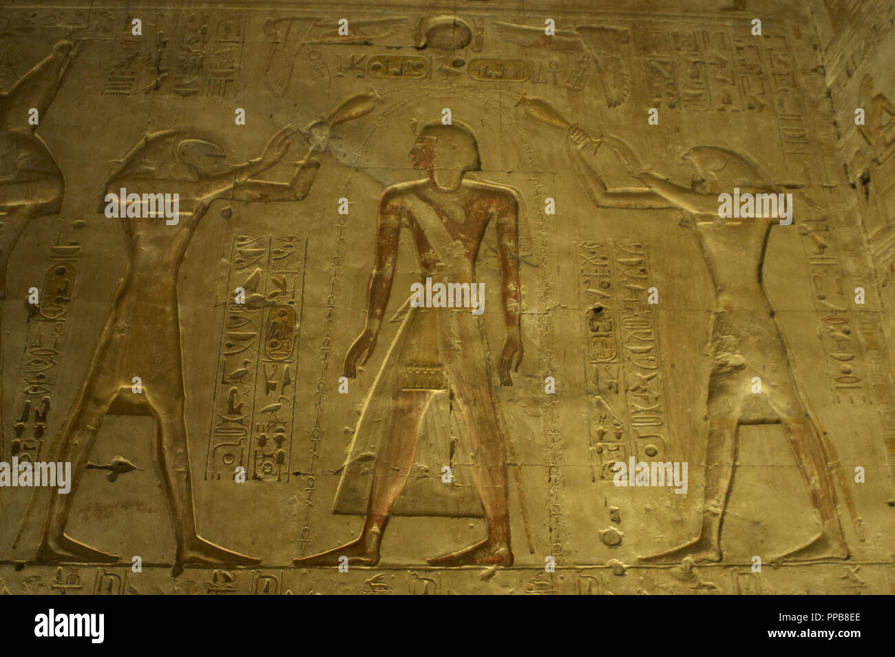 L'Egitto. Abydos. Tempio di Seti I. Nuovo Regno. Xix dinastia. Rilievo con originale, policromo raffigurante il Faraone Ramesse II purificato mediante Thoth (dio della luna, la scrittura, la magia e la saggezza) e Harsiese. 1292-1189 A.C. Sollievo. Foto Stock