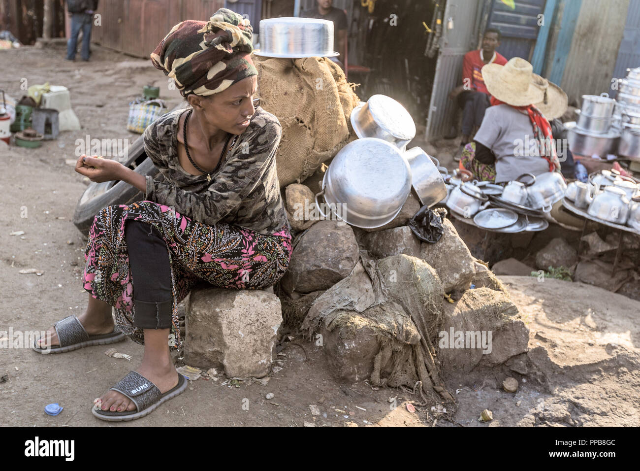 La vendita di pentole e padelle, Addis Ketema aka Merkato, il produttore africano di mercato all'aperto. Addis Abeba, Etiopia Foto Stock