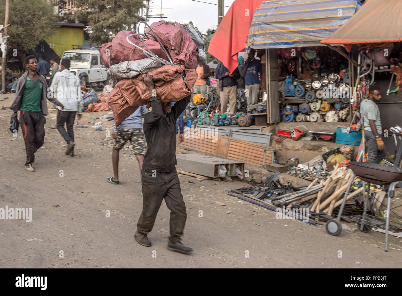 Il trasporto di merci, Addis Ketema aka Merkato, il produttore africano di mercato all'aperto. Addis Abeba, Etiopia Foto Stock