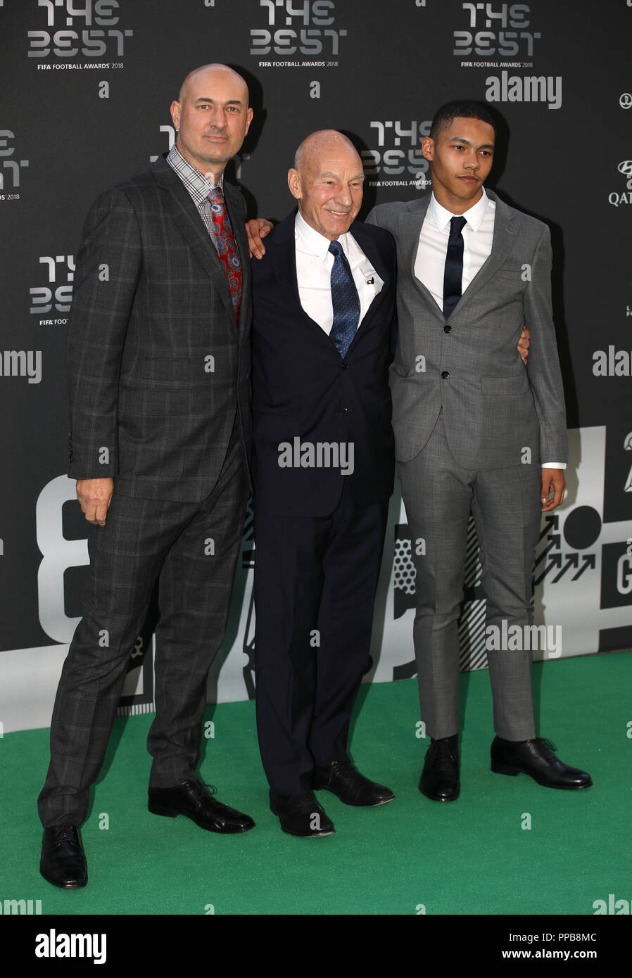 Daniel Stewart e Sir Patrick Stewart (centro) arrivano per il miglior FIFA Football Awards 2018 presso la Royal Festival Hall di Londra. Stampa foto di associazione. Picture Data: lunedì 24 settembre, 2018. Vedere PA storia SOCCER Awards. Foto di credito dovrebbe leggere: Tim Goode/PA FILO Foto Stock