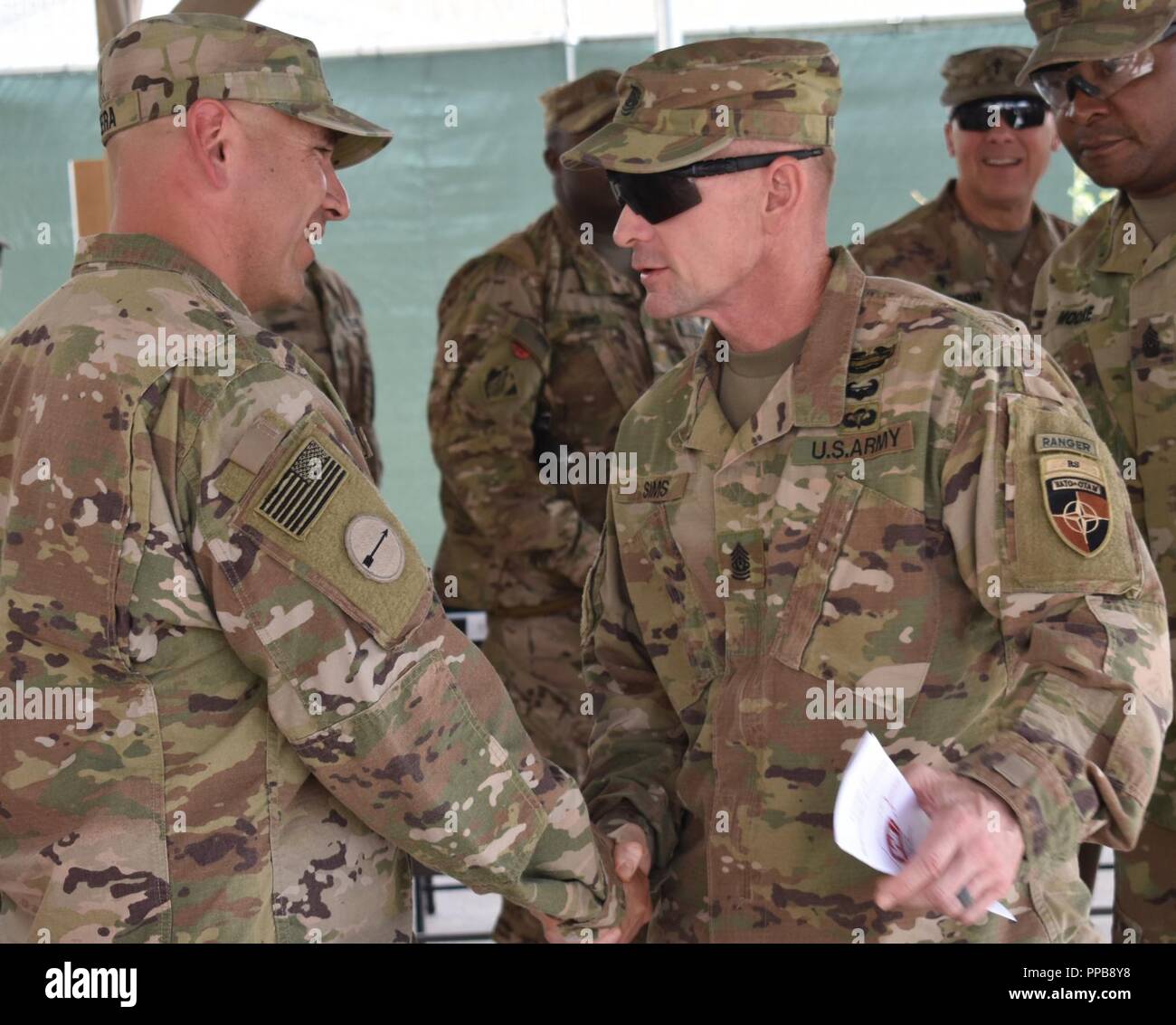 Comando divisione Sergente Todd Sims si congratula e dà un arrivederci a handshake in uscita arruolati Senior Advisor del distretto di Afghanistan, Sergente Maggiore Jorge A. Rivera. Foto Stock