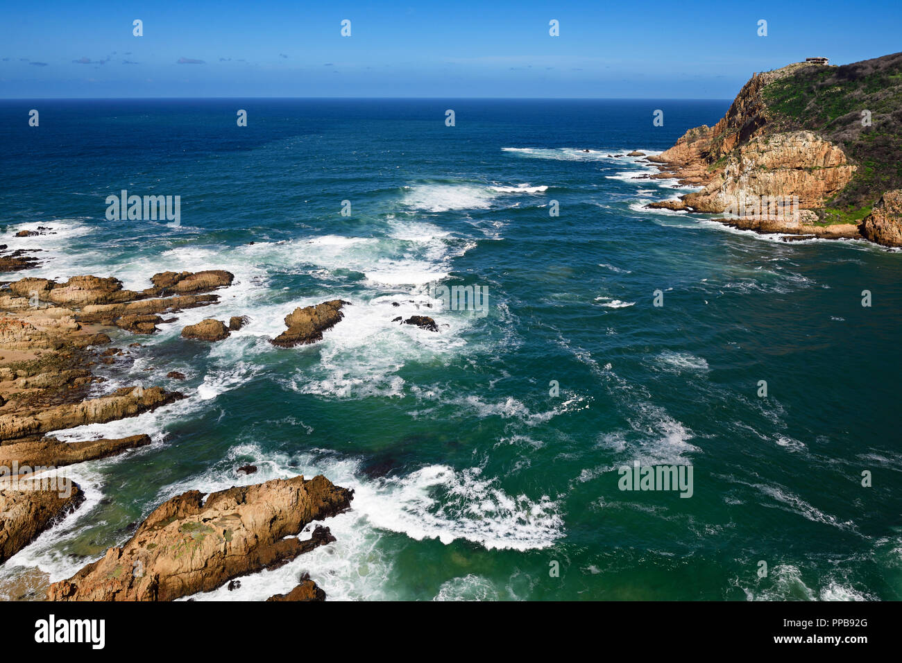 Vista della Bocca dell'Oceano Indiano a Knysna Head, Western Cape, Sud Africa Foto Stock
