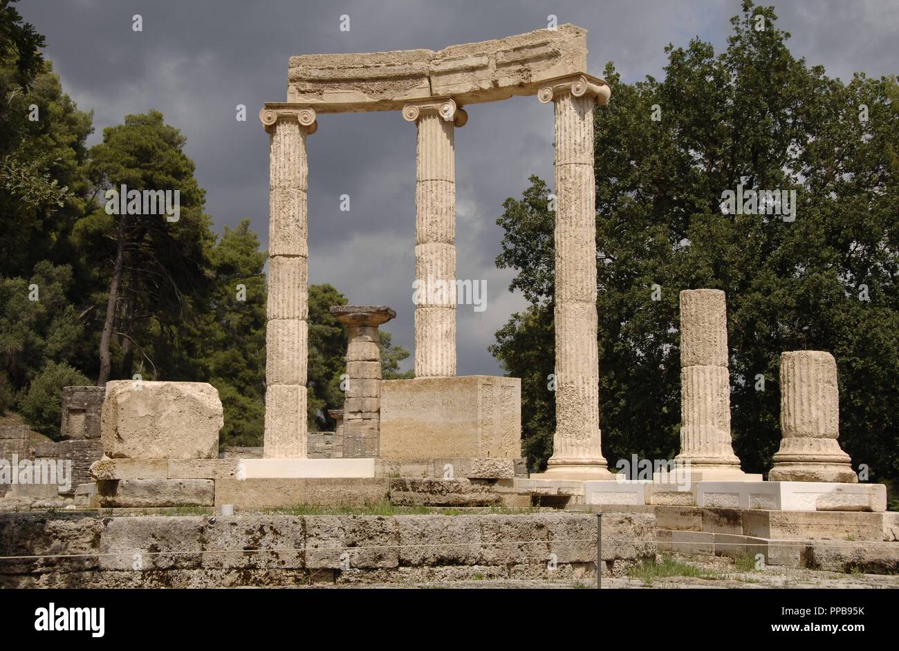 La Grecia, Olympia. Il Philippeion. Memoriale circolare di Filippo di Macedon. Marmo e calcare. Fu costruito per conmemorate Philip la vittoria nella battaglia di Chaeronea, 338 BC. Peloponneso. Foto Stock