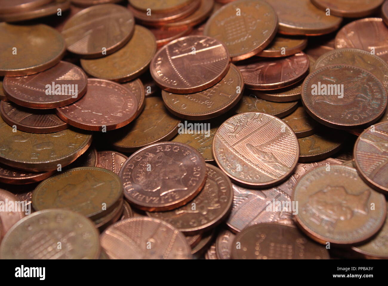 Un mucchio di perdere cambiare britannico di monete di rame.Un close up 2p e 1p,REGNO UNITO MONETE. Foto Stock