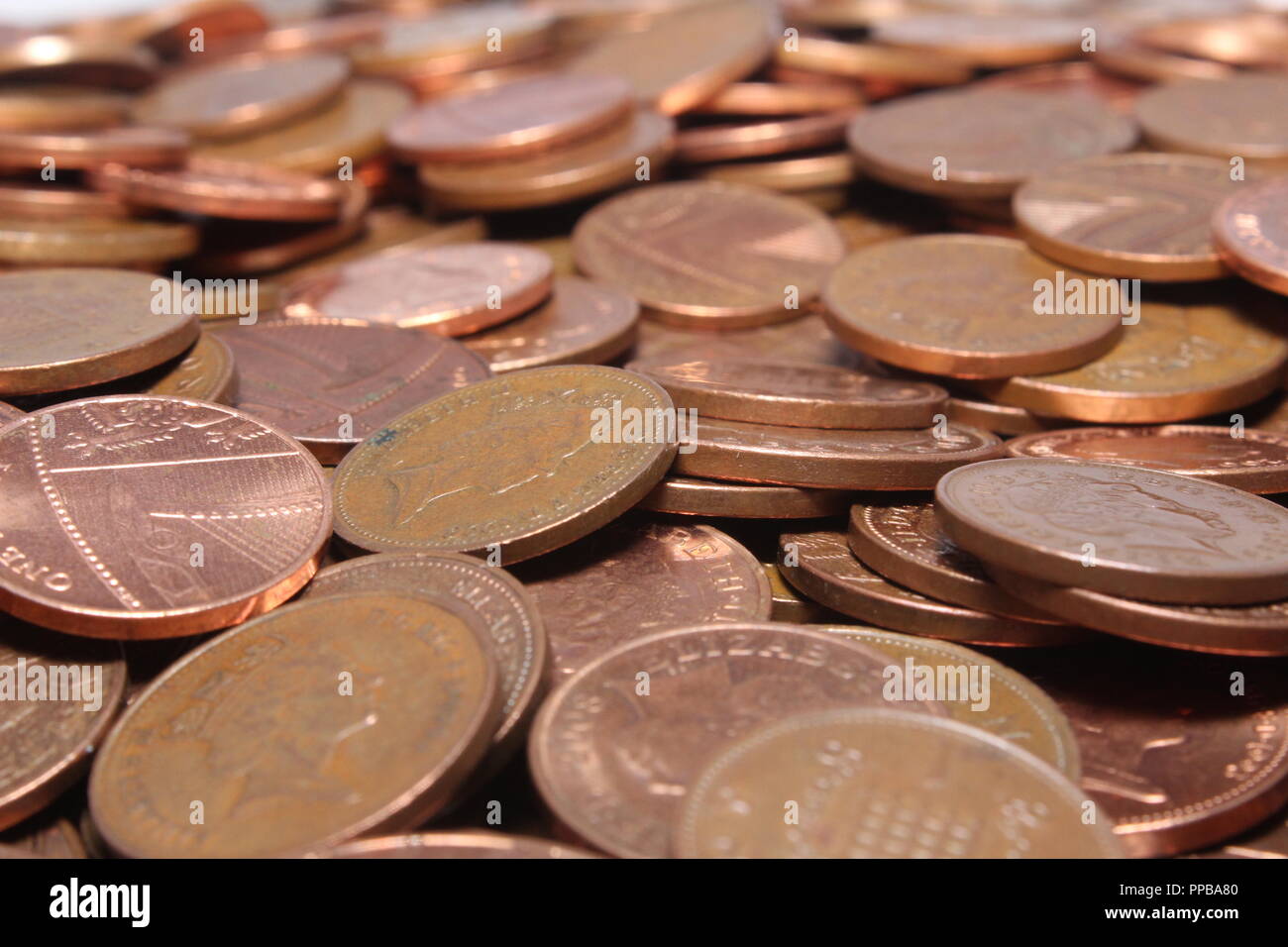 Un mucchio di perdere cambiare britannico di monete di rame.Un close up 2p e 1p,REGNO UNITO MONETE. Foto Stock
