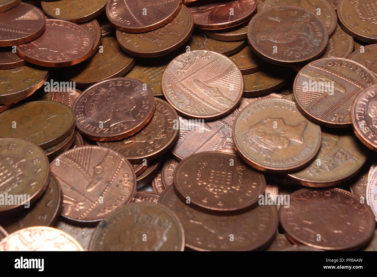 Un mucchio di perdere cambiare britannico di monete di rame.Un close up 2p e 1p,REGNO UNITO MONETE. Foto Stock