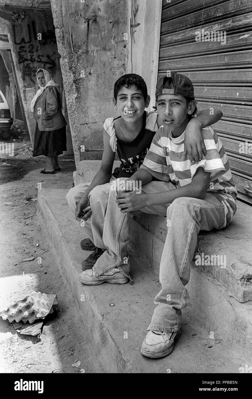 Gli amici. I campi profughi palestinesi di Sabra e Shatila, Beirut, Libano 1998. Foto Stock