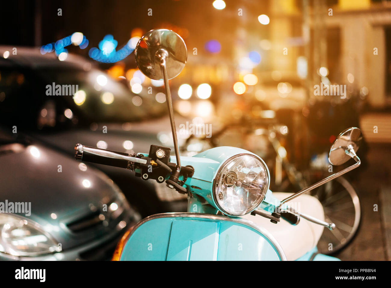 La luce blu scooter retrò su strada Foto Stock