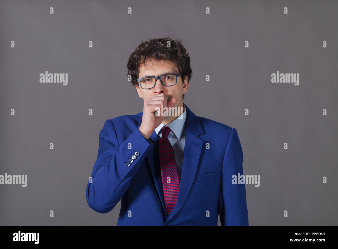 Uomo malato in giacca blu Foto Stock