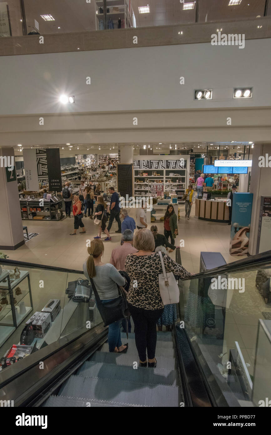 Un gruppo di donne su una scala mobile in West Quay Shopping Centre di Southampton. Foto Stock