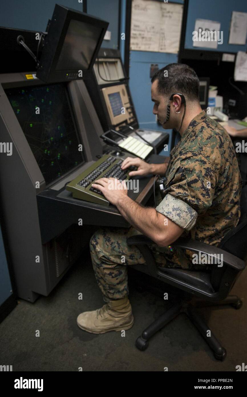 Stati Uniti Marine Corps Cpl. Daniel Safirstein, il controllore del traffico aereo, sede e Sede Squadron, Marine Corps Air Station (ICM) Camp Pendleton, fornisce un faro di codice per un pilota mentre in posizione sul radar di controllo del traffico aereo struttura PRESSO GLI ICM Camp Pendleton, California, 24 agosto 2018. Safirstein è incaricato di monitorare più aeromobili ATTRAVERSO GLI ICM Camp Pendleton è uno spazio di aria. Foto Stock