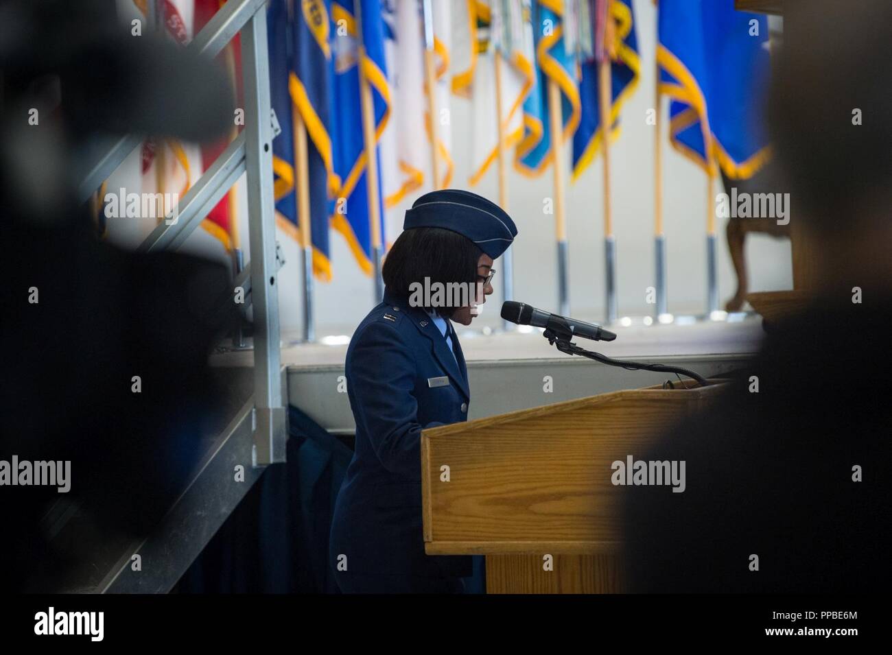 Stati Uniti Air Force Capt. Lauren Lampkin, 673d supporto forza comandante dello squadrone, emcees un cambiamento del comando cerimonia per Alaskan North American Aerospace Defense Command, Alaskan comando e la undicesima Air Force a base comune Elmendorf-Richardson, Alaska, 24 agosto 2018. Stati Uniti Air Force Lt. Gen. Tom Bussiere ha assunto il comando dalla Air Force Lt. Gen. Ken Wilsbach. Famiglia, amici, Arctic guerrieri e leader civili dalla comunità circostante hanno partecipato alla cerimonia che è stata congiuntamente-officiata dal U.S. Air Force Gen. Terrence J. O'Shaughnessy, comandante del Comando Settentrionale degli Stati Uniti e di Nort Foto Stock