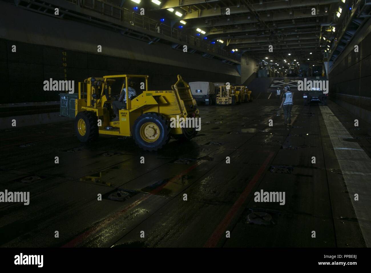 Marines con il combattimento il battaglione della logistica 31 ingranaggio di scarico da una Landing Craft, cuscino d'aria hovercraft a bordo dell'assalto anfibio nave USS Wasp (LHD 1) mentre è in corso nell'Oceano Pacifico, 24 agosto 2018. Il trentunesimo MEU, il Marine Corps' solo in modo continuo distribuita MEU, fornisce una forza flessibile pronto per eseguire una vasta gamma di operazioni militari. Foto Stock