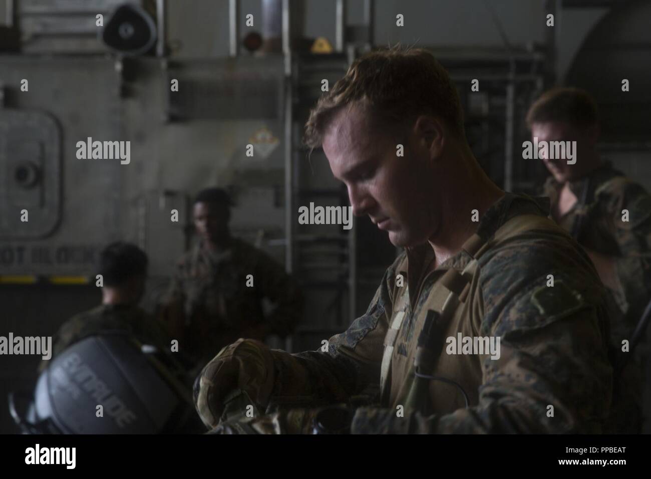 Un Marine con il trentunesimo Marine Expeditionary Unit Anfibio del plotone di ricognizione prepara la marcia a bordo dell'assalto anfibio nave USS Wasp (LHD 1) prima di avviare una ricognizione e di missione di sorveglianza come parte della formazione al largo di Okinawa, in Giappone, 22 Agosto, 2018. Un hydrographic survey fornisce il trentunesimo MEU con informazioni su spiagge oceano pavimento e le eventuali minacce poste vi. Il trentunesimo MEU, il Marine Corps' solo in modo continuo distribuita MEU, fornisce una forza flessibile pronto per eseguire una vasta gamma di operazioni militari. Foto Stock