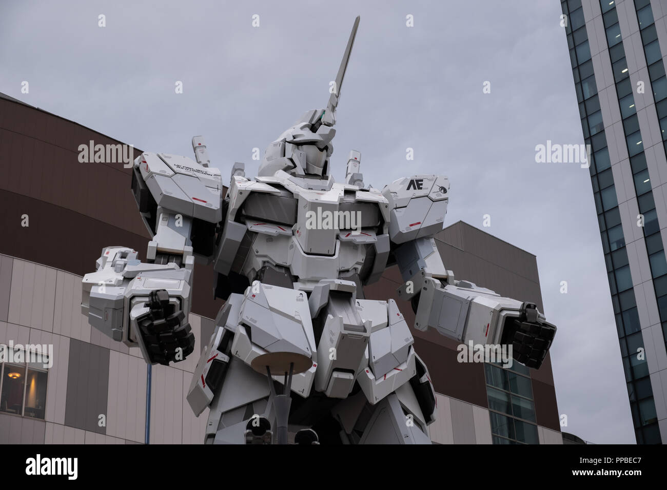 TOKYO, Giappone - 21 FEB 2018: Gundam robot di movimentazione statua in Odaiba esecuzione di mostrare al tramonto Foto Stock