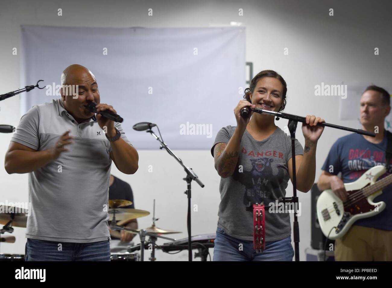 Master Sgt. Quez Vasquez e Staff Sgt. Grazia Huntoon, U.S. Forze Aeree del comando centrale di piombo di banda vocalisti, eseguire per servizio distribuito ai membri in una località segreta nel sud-ovest Asia, 24 agosto 2018. La banda di USAFCENT ruota diversi ensemble attraverso l'area di responsabilità che eseguire una grande varietà di stili musicali di fare appello ad un pubblico di tutte le età e sfondi. Foto Stock