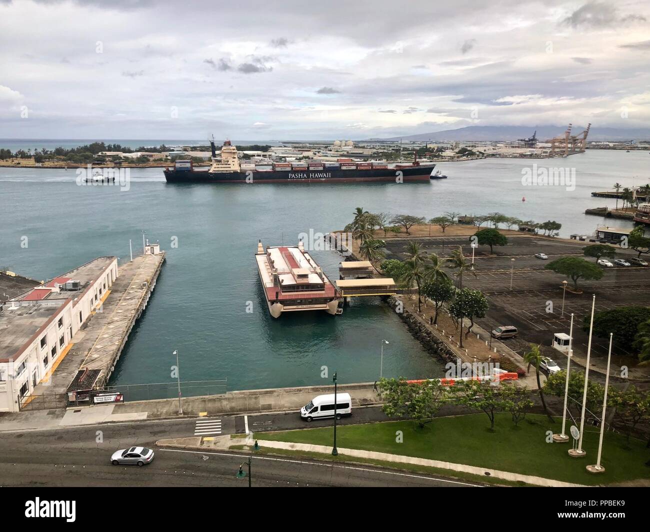 L'Orizzonte Pacific entra nel porto commerciale di Honolulu come la prima  nave da carico per tornare alla porta dopo l'uragano Lane il Agosto 25,  2018. La Guardia Costiera della Capitaneria di Porto
