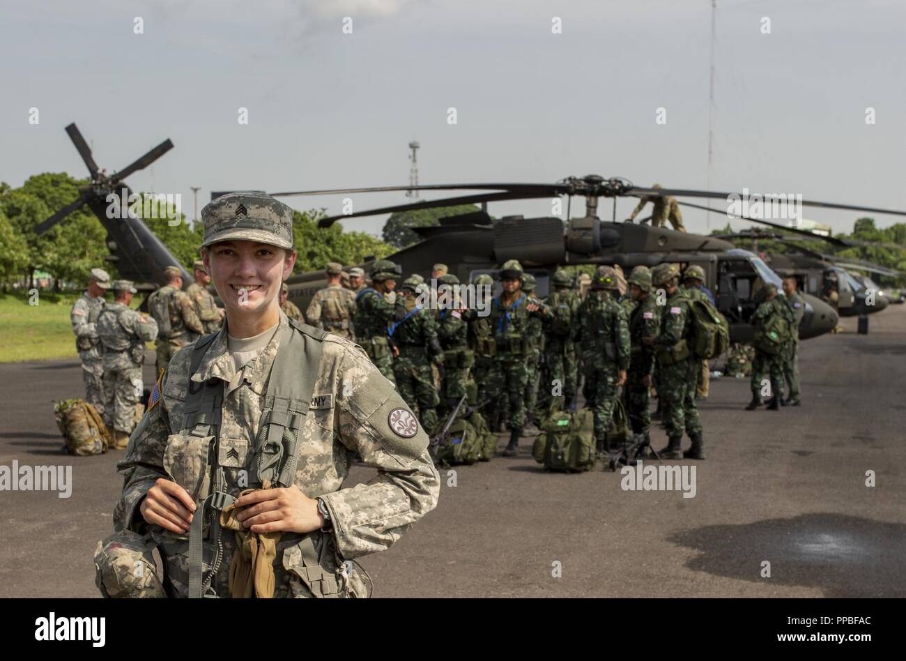 Idaho esercito nazionale Guard Sgt. Mikki Fritz sorge nella parte anteriore di un UH-60 Black Hawk prima di una missione con la 116Calvario Brigata combattere del Team 2-116th combinato battaglione di armi e i soldati della Royal Thai Army 25 Agosto presso il Royal Thai dell esercito centro di cavalleria nella provincia di Saraburi durante Hanuman Guardian 2018. I 11 giorni di evento di formazione tra gli Stati Uniti e una delle più longeve partner in Asia, Thailandia, è la prima volta Fritz è stato assegnato ad una unità di linea come 68W combat medic. Foto Stock