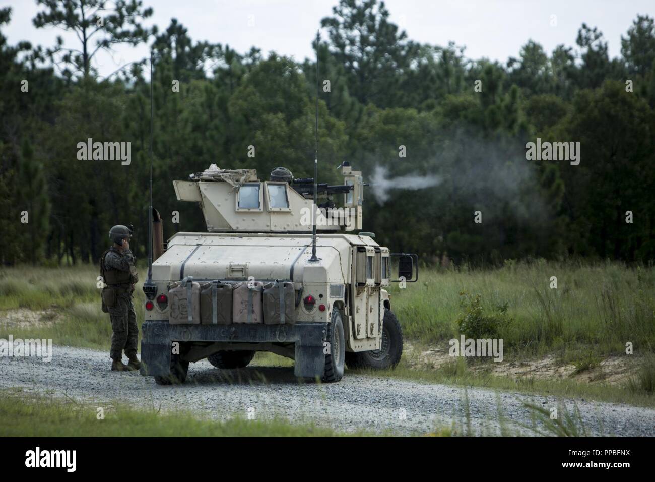 Stati Uniti Marines con combinato Team Anti-Armor plotone (CAAT), armi Company, 1° Battaglione, 8° Reggimento Marine, seconda divisione Marine condurre un urbano montato live-Incendio campo durante una distribuzione per esercizio di formazione a Fort Bragg, N.C., Agosto 17, 2018. Marines con l'unità completato tre settimane di DFT per migliorare la letalità in preparazione per un potenziale reale contingenze del mondo. Foto Stock