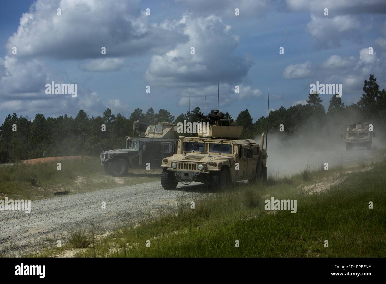 Stati Uniti Marines con combinato Team Anti-Armor plotone (CAAT), armi Company, 1° Battaglione, 8° Reggimento Marine, seconda divisione Marine condurre un urbano montato live incendio campo durante una distribuzione per esercizio di formazione a Fort Bragg, N.C., Agosto 17, 2018. Marines con l'unità completato tre settimane di DFT per migliorare la letalità in preparazione per un potenziale reale contingenze del mondo. Foto Stock