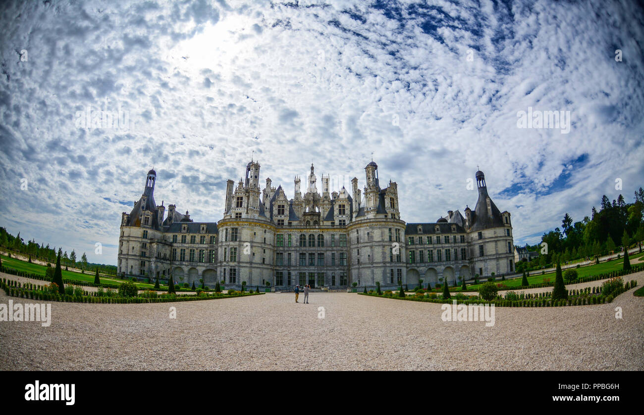 Dalla loro bellissimi giardini è possibile se una delle più splendide lato del Cahteaux Chambord. Si tratta di uno dei più bei castelli della Loira. Foto Stock