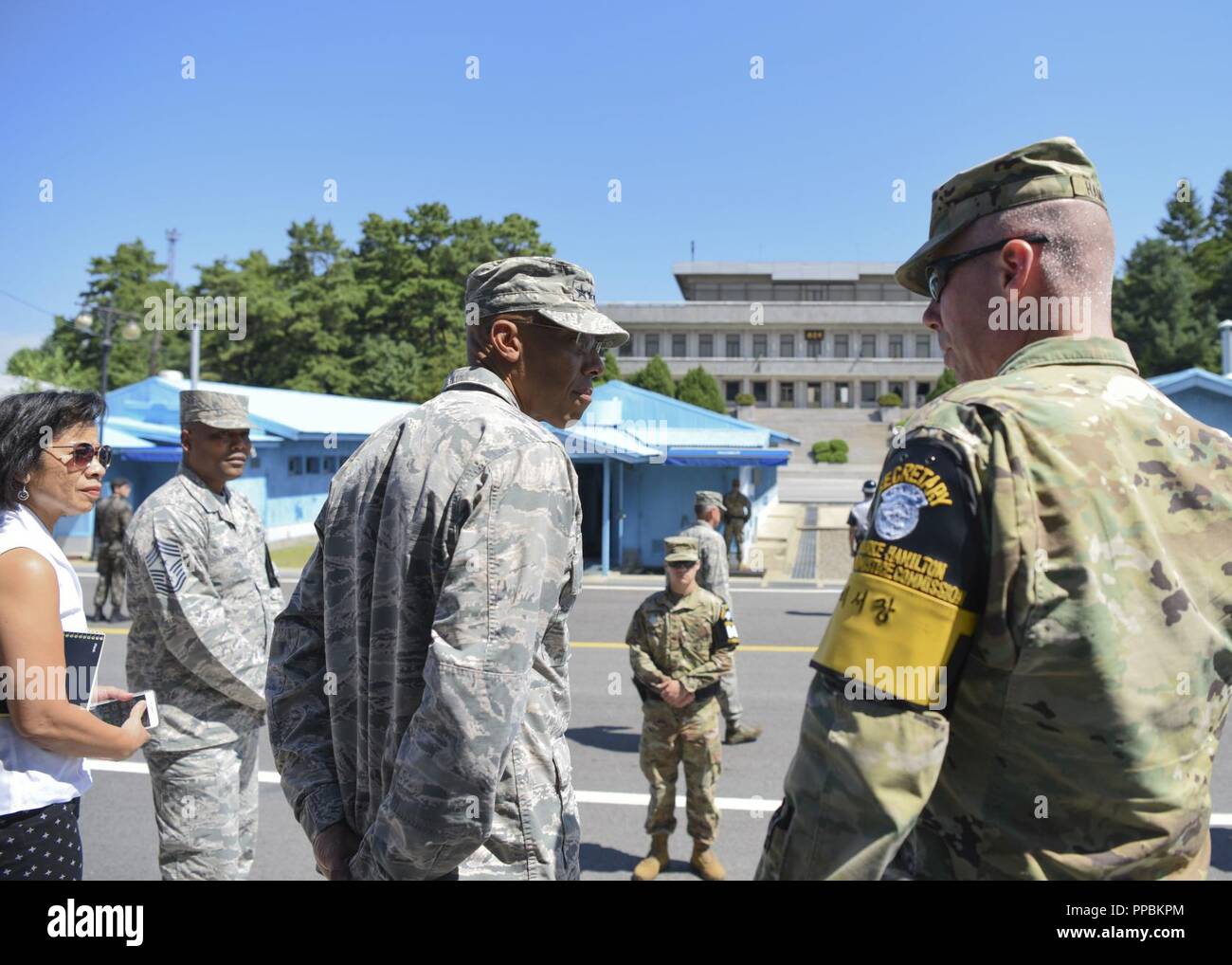 Gen. CQ Brown Jr., Pacific Air Forces commander, E DEGLI STATI UNITI Esercito Col. Burke Hamilton, Nazioni Unite comando armistizio militare di segretario del comitato, stand presso il Comune di area di servizio in coreano Zona demilitarizzata Agosto 26, 2018. Di fronte alle due, Panmungak Hall si trova appena oltre la linea di demarcazione nella Repubblica democratica popolare di Corea. Foto Stock