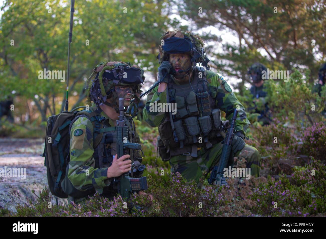 Marina svedese fornisce un report sulla situazione oltre la radio durante l assalto anfibio prova durante l'esercizio arcipelago adoperano lungo con Marines da Marino Force-Europe rotazionale in Korso, in Svezia, il 30 agosto 2018. Arcipelago Endeavour è un accordo bilaterale in materia di esercizio in Svezia per migliorare l'interoperabilità e rafforzare la sicurezza nella regione del Mar Baltico. Questa è la prima volta negli Stati Uniti e Marines svedese sono stati formati come una unità integrata sul combattimento svedese barca 90 (CB-90) per eseguire una società a livello di assalto anfibio sull'esterno arcipelago di Stoccolma. Foto Stock