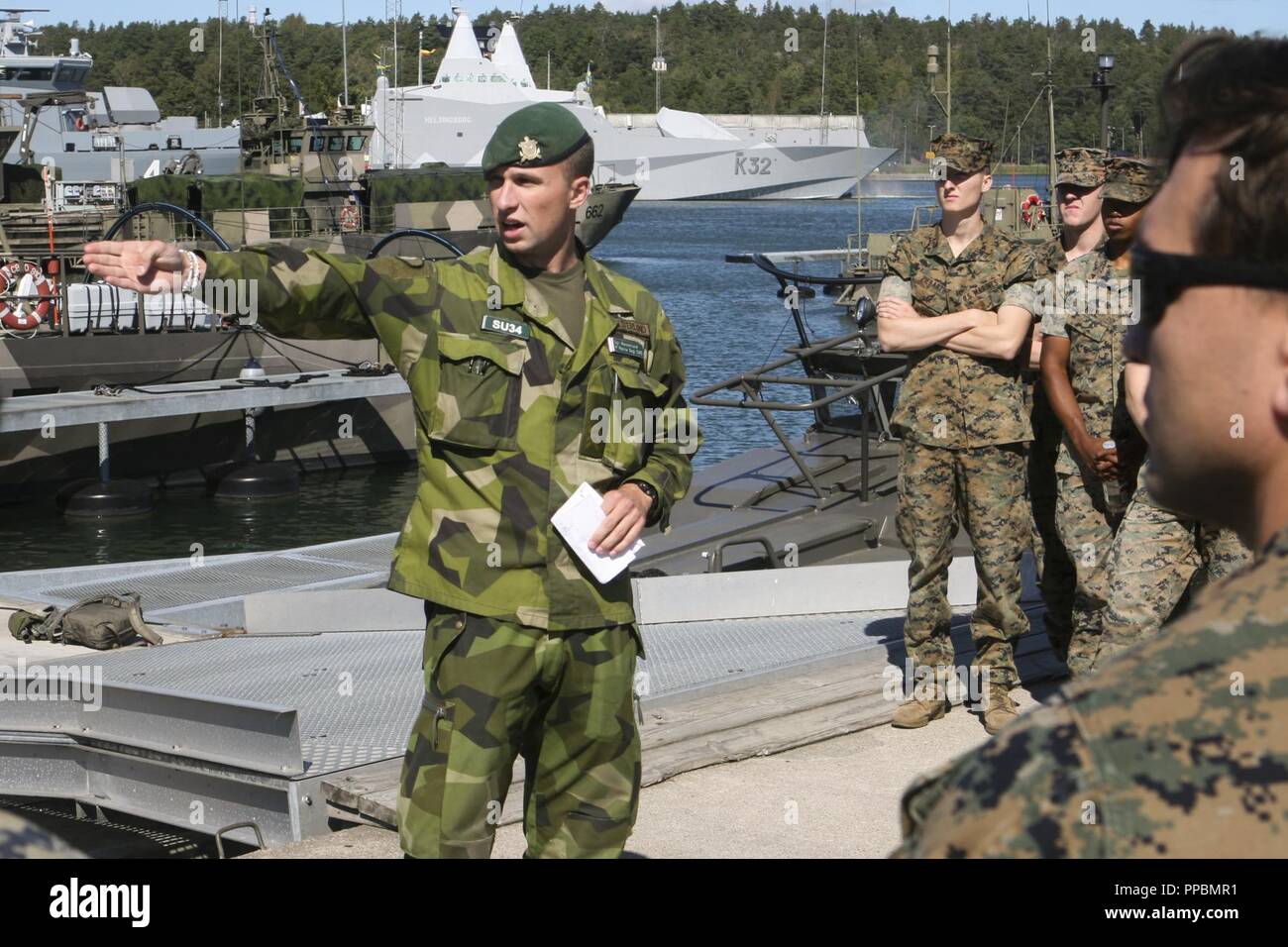 Stati Uniti Marines con Marine Force-Europe rotazionale 18.1 ricevono svedese barca di combattimento 90 la formazione in materia di sicurezza durante l'esercizio arcipelago si sforzano con costiere svedesi Rangers del 1° Reggimento marini a bordo di Berga Base Navale, Harsfjarden, Svezia, Agosto 21, 2018. Esercizio Arcipelago Endeavour è un sistema integrato di formazione sul campo di esercizio che aumenta la capacità operativa e migliora la collaborazione strategica tra Stati Uniti Marines e le forze svedesi. Foto Stock