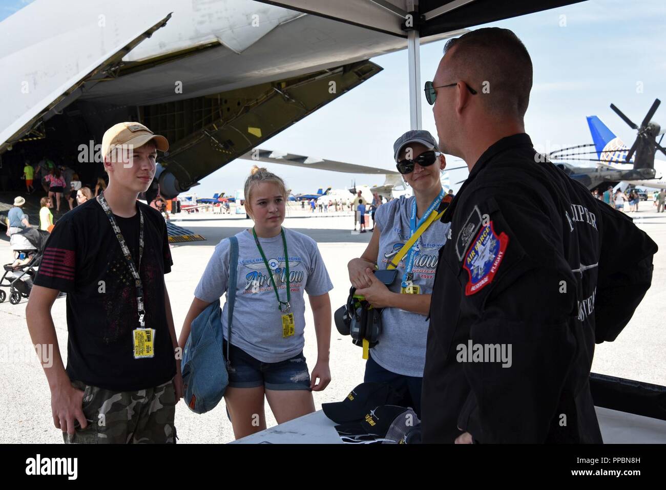 Stati Uniti Air Force Tech. Sgt. Dominic Dizes, F-16 Viper dimostrazione Team dedicato capo equipaggio, parla a Cleveland National Air Show i partecipanti sull'Aeroporto Burke Lakefront linea di volo a Cleveland, Ohio, Sett. 1, 2018. Dizes ha parlato agli ospiti circa le capacità del F-16 Fighting Falcons e ciò che egli fa per mantenere il suo velivolo assegnato. Foto Stock