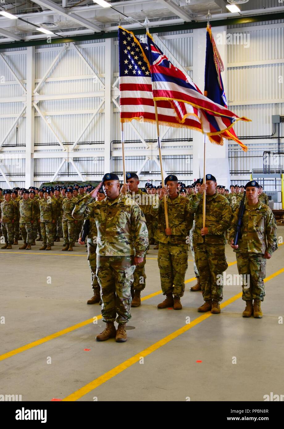 Soldati dal 29 della brigata di fanteria combattere la squadra, Hawaii esercito nazionale Guard stand presso l'attenzione durante la loro cerimonia di distribuzione all'esercito Kalaeloa Aviation Support Facility il 26 agosto 2018. L'1-299th CAV sarà la distribuzione al Sinai, Egitto a sostegno della forza multinazionale e osservatori mentre la ventinovesima IBCT sarà la distribuzione per il Kosovo a sostegno di imprese multinazionali di gruppo di combattimento est le forze del Kosovo (KFOR). Foto Stock